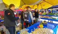 Mudurnu pazarında zabıta terazi ve etiket kontrolü yaptı