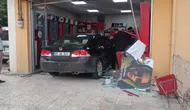 Amasya’da çay içmeye giden sürücü otomobiliyle dükkana girdi