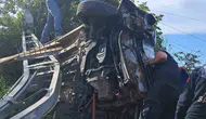 Kastamonu Yamaç köyünde direğe çarpan araçta iki kişi sıkıştı