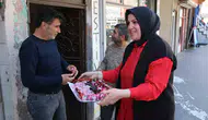 Bağlar’da muhtar kapı kapı dolaşıp bayram şekerlerini dağıttı