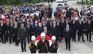 Bakan Bak gençlerle Anıtkabir’deydi