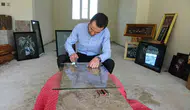 Lastik tamircisi çekiç darbeleriyle camdan portreler yapıyor