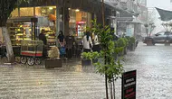 İncirliova’da aniden bastıran sağanak esnafı hazırlıksız yakaladı