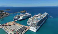 Kuşadası limanına dev gemilerle binlerce turist akın etti