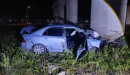 Karasu yolunda otomobil köprü ayağına çarptı