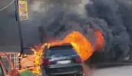 Reyhanlı'da park halindeki araç küle döndü
