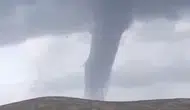 İzmir açıklarında gökyüzünü ikiye bölen dev hortum