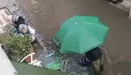 İzmit sokaklarında aniden bastıran yağmur hayatı durma noktasına getirdi