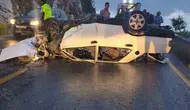 Muğla’da yağışlı yolda kontrolden çıkan araç takla attı