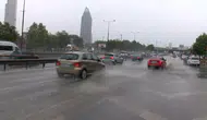 İstanbul’da sağanak yağış trafiği kilitledi