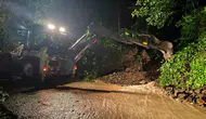 Trabzon Araklı'da sel suları yolları kapattı