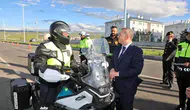 Kars Valisi bayram yolunda denetim yapan polisleri ziyaret etti