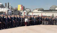 Taksim Meydanı'nda 19 Mayıs coşkusu çelenk töreniyle başladı