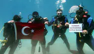 Fethiyeli dalgıçlar bayramı denizin 5 metre altında kutladı
