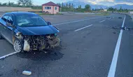 Iğdır’da kontrolden çıkan araç refüje çarptı