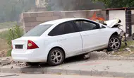 Kırıkkale'de kontrolden çıkan araç bahçe duvarına çarpıp yandı