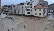 Samsun'da kabus dolu anlar: Hacı Osman Deresi taştı, ilçe merkezi sular altında kaldı