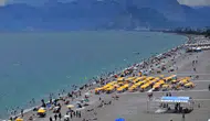 Antalya sahilleri bayram tatilcileriyle dolup taştı