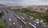 İstanbul trafiği yağmur ve futbolla kilitlendi
