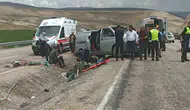 Bayram yolculuğu acı bitti Sivas'ta minibüs devrildi