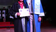 70 yaşında diplomayı profesör oğlunun elinden aldı