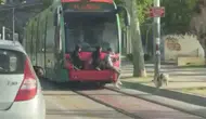 Bursa’da tramvayın arkasına tutunan gençlerin tehlikeli yolculuğu