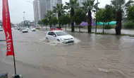 Adana'da şiddetli yağış trafiği kilitledi