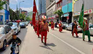 Afyonlu gençler mesleklerini mehteran takımıyla sokağa taşıdı