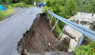 Artvin’de şiddetli yağış beş köyün yolunu kopardı