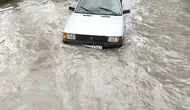 Yeşilırmak taştı ekipler otomobili saniyelerle kurtardı