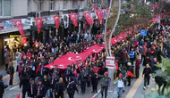 Samsun sokakları 1919 metre uzunluğundaki dev bayrakla kırmızı beyaza boyandı
