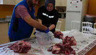 Düzce Belediyesi kurban eti paylarını kapı kapı dağıtıyor