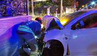 Arsuz’da otomobilin duvara çarptığı o anlar kameraya yansıdı