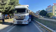 Bahçelievler'de iş makinesi taşıyan tır trafiği kilitledi