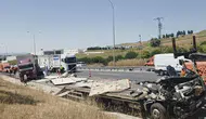 TEM Otoyolu'nda kamyonların karıştığı zincirleme kazada trafik kilitlendi