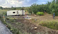 Isparta yolunda tur midibüsü devrildi