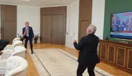 Çorum Belediye Başkanı ile Hollandalı Büyükelçiden makamda futbol maçı