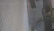Zonguldak'ta büfe önünde içecek hırsızlığı kameraya yansıdı