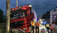 Kütahya yolunda direksiyon başında fenalaşan TIR şoförü kaza yaptı