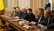 Zelenskiy masaya dönmek için kapıyı araladı