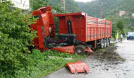 Giresun’da kontrolden çıkan kamyon bir evin bahçesine daldı