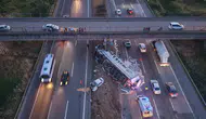 Düzce TEM Otoyolu'nda halı yüklü tır kazası trafiği kilitledi