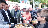 Sultangazi’de cuma namazı çıkışı binlerce kişiye aşure ikram edildi