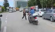 Bolu'da motosikletli sürücünün ani refleksi faciayı önledi