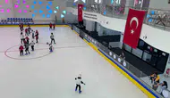 Vanlı çocuklar 30 derece sıcakta buz patenine sığınıyor