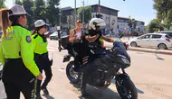 İnegöl'de sınav paniğini motosikletli polis bitirdi