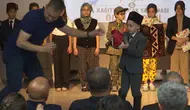 Küçük Tuna sahnede zorlanınca babası yardımına koştu