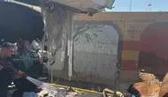 Yanan çöp kamyonunu itfaiye bahçesine sürdü