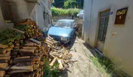 Freni patlayan otomobil iki evin arasına uçtu
