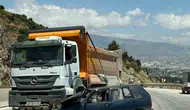 Antakya yolunda hafriyat kamyonu ve otomobil çarpıştı